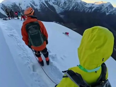 31岁男子从雪山滑坠身亡当地教体局:在山顶附近解开绳索给同伴拍照时发生意外