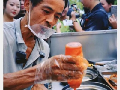 累出痛苦面具的鸡排哥,却让景德镇本地人爽翻了