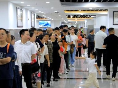 数千名游客挤满政府食堂!“一中午米饭蒸了550斤”