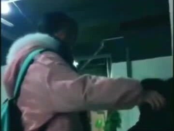 女生输了让男生随便整自己游戏,男生任意“整”狂欢!游戏对决背后的欢乐风暴